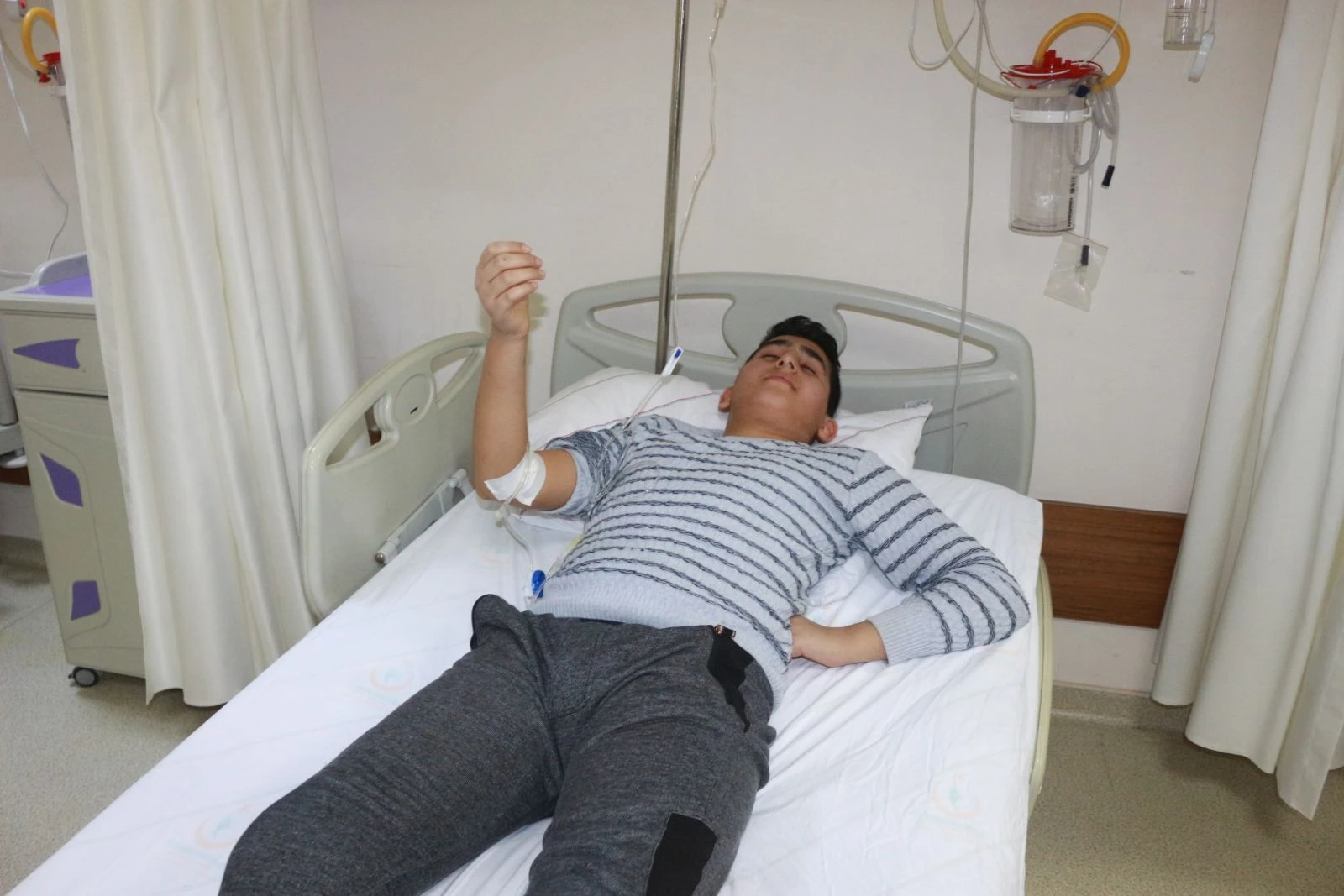 Okulda civa zehirlenmesi paniği! Müdür mesaj attı, veliler hastaneye akın etti